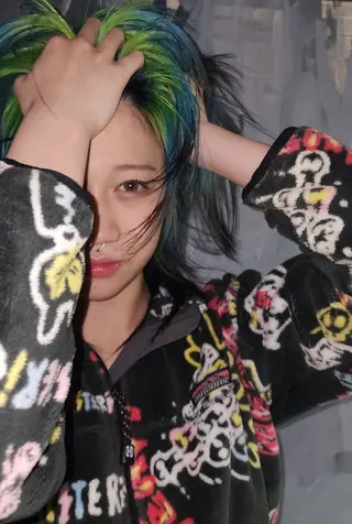 ミディアム Backbocker所属・ハイトーン/ブリーチ /デザインカラーのヘアスタイル