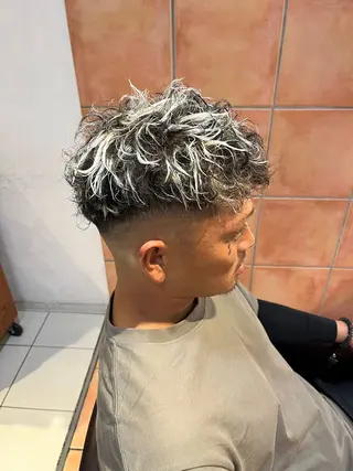 カラー メンズ 🦕望月渉🦕 パーマ🌪️ブリーチのヘアスタイル