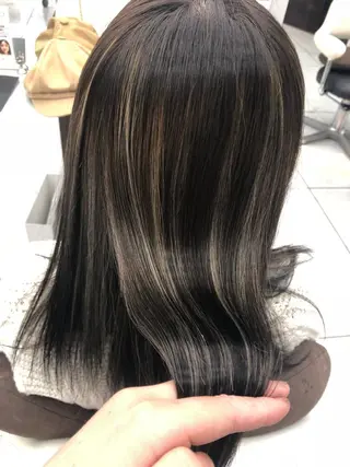 セミロング カラー 白髪ぼかしハイライト めさきすずなのヘアスタイル