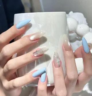 ネイル RAFFINE 月🦋🩵のネイルデザイン