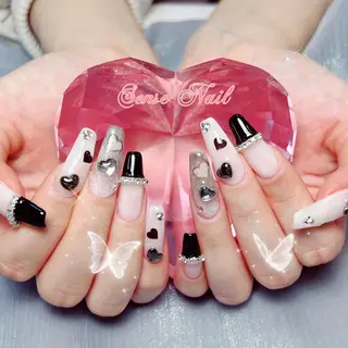 ネイル 🦋 Queenieのネイルデザイン