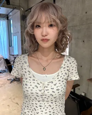 ミディアム ｍｏｍｏ/ ハイトーン/ベージュのヘアスタイル