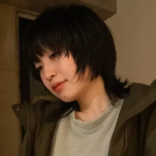 ミディアム ウルフとデザイン カラーの神のヘアスタイル