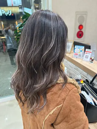 セミロング カラー 山本　尚輝 🐶ハイライト🐶のヘアスタイル