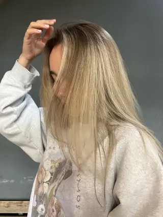 ロング カラー AOI 　ヘアカラ ー / ブリーチのヘアスタイル