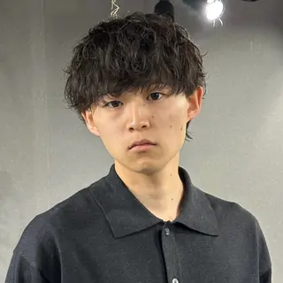 ショート パーマ メンズ マエダルイ🌐 レイヤースタイルのヘアスタイル