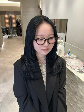 ミディアム カラー サキ🤍ハイトーン 🩰くびれ巻きヘアのヘアスタイル