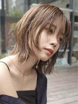 ミディアム カラー ニュアンスパーマ/ 毛流れ/ハイトーンのヘアスタイル