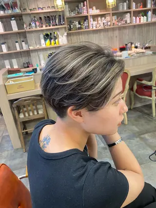 ショート ハイトーンボブ Mizuki.のヘアスタイル