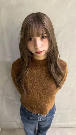 ロング カラー Ann/ベージュ /ミルクティーのヘアスタイル