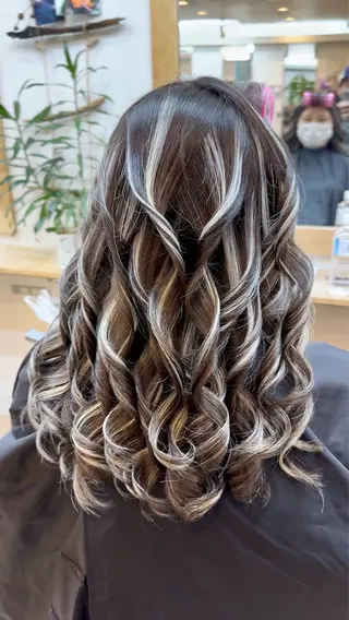 ロング カラー Cure2所属・🌈白いハイライト 🌈 🐶ノザワ🐶のヘアスタイル