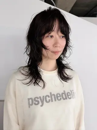 セミロング パーマ うえみ 寿々のヘアスタイル