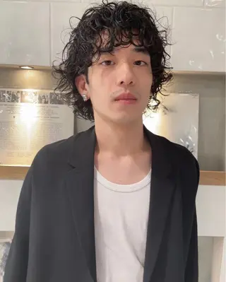 ミディアム パーマ メンズ Loom.所属・村上雅人 ナチュラルモードのヘアスタイル