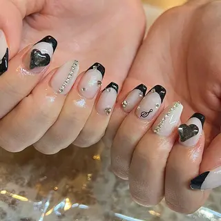 ミディアム ネイル H🌺 NAILのネイルデザイン