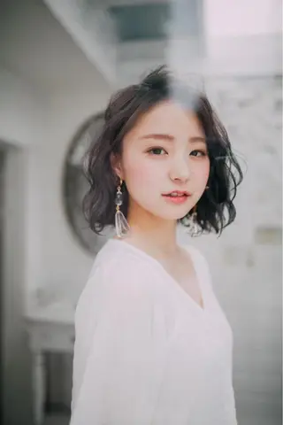 ミディアム 岡本 真実のヘアスタイル