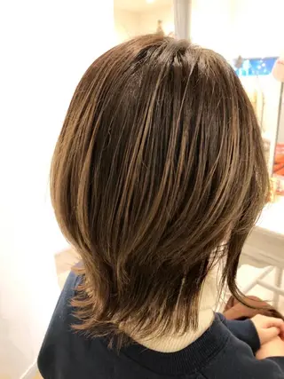 ミディアム カラー 横澤 愛里のヘアスタイル