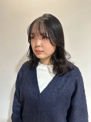 ミディアム カラー 塩澤 榛奈のヘアスタイル