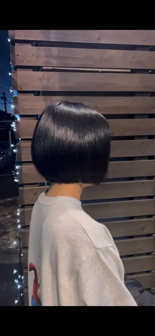 ミディアム ボブ/切りっぱなし/ 艶カラー/吉川清保のヘアスタイル