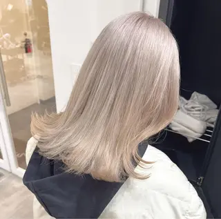 セミロング 切りっぱなしボブイヤ リングカラー清水隆央のヘアスタイル