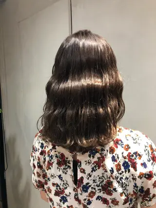 セミロング カラー 荒木 依莉亜のヘアスタイル