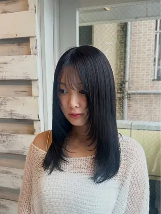 ミディアム カラー Y U  Iのヘアスタイル