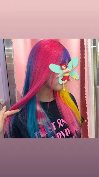 セミロング カラー 👽KINA👽 派手髪🦖💖✨のヘアスタイル