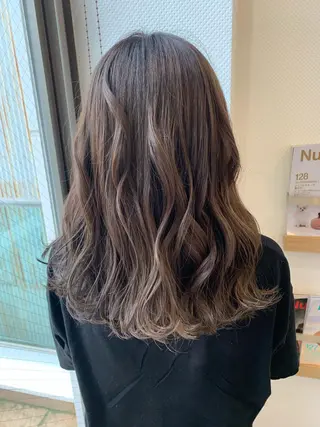 セミロング カラー 透け感✨ダメージレス カラーHana🤍のヘアスタイル
