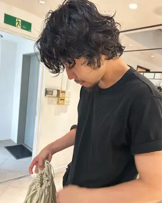 ミディアム パーマ メンズ Loom.所属・村上雅人 ナチュラルモードのヘアスタイル
