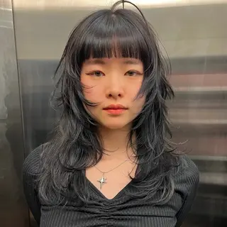 セミロング ウルフとデザイン カラーの神のヘアスタイル