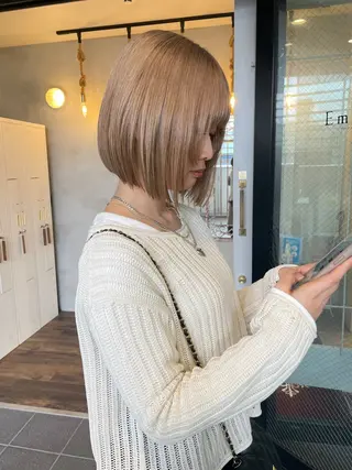 ショート 赤みなしオリーブ ハイトーン×レイヤーのヘアスタイル