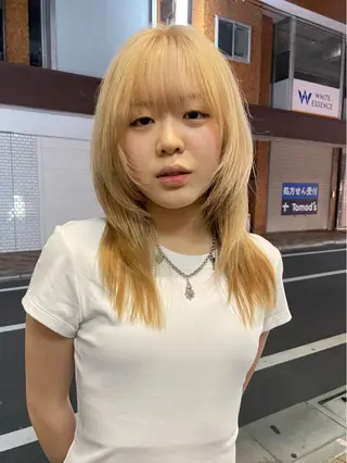 セミロング mio ／ハイトーンのヘアスタイル