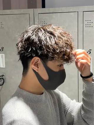 ショート カラー パーマ メンズ 【シャドウパーマ センターパート】義心のヘアスタイル