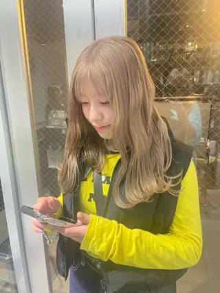 カラー ミルクティーベージュ ブリーチ🖤サヤカのヘアスタイル