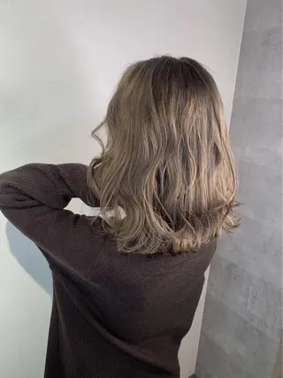 ミディアム カラー _WHITE 高槻のヘアスタイル