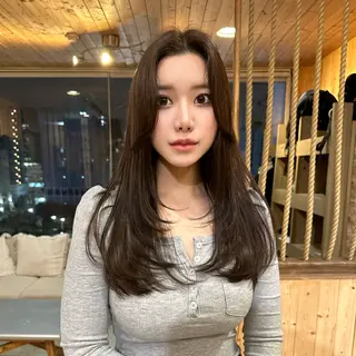 セミロング 韓国レイヤー外国人風 透明感カラー髪質改善のヘアスタイル