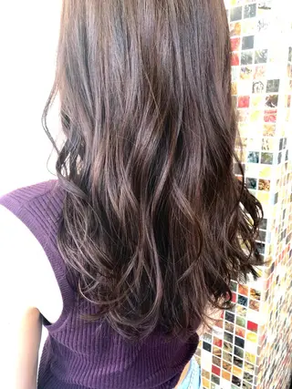 ロング 岩谷 愛依のヘアスタイル