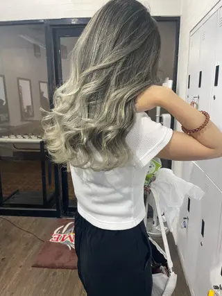 ミディアム カラー ヒカ/外国人風 デザインカラーのヘアスタイル