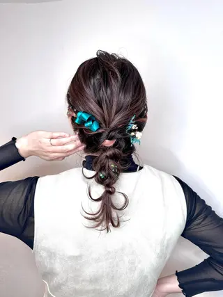 ミディアム カラー パーマ アイブロウ 推し活専用 【派手髪】飯野ゆかりのヘアスタイル