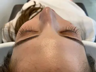 マツエク・マツパ eyelush color world庄内駅前所属・シールエクステ／豊中 吉田孝司のヘアスタイル