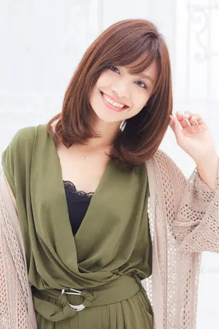 ミディアム カラー 朝比奈 志保のヘアスタイル