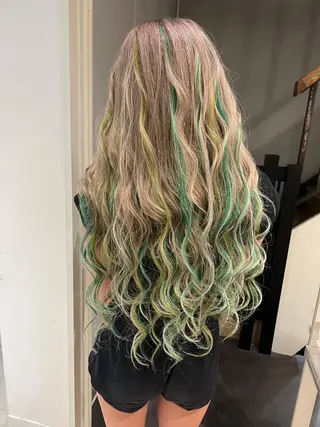 セミロング カラー ヘアアレンジ 🔥ハイトーンカラー ギャルNAOKI🔥のヘアスタイル