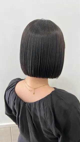 ショート カラー ぱつっとボブ/ 小野あかねのヘアスタイル