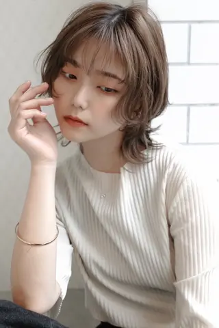 ミディアム カラー 髙木 優衣のヘアスタイル