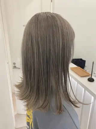 セミロング カラー Emerge 新宿東口店所属・堀山 佳奈のヘアスタイル
