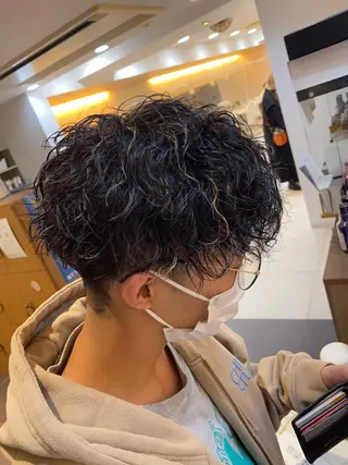 ショート パーマ メンズ 塩谷黎✨ブリーチ無W カラーメンズパーマ✨のヘアスタイル