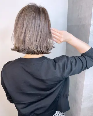 ミディアム ＿WHITE鳳店 アンダーバーホワイトのヘアスタイル