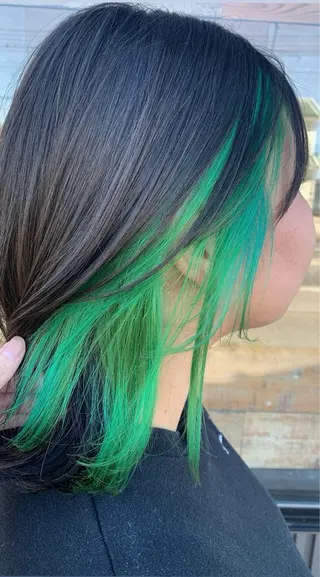 ミディアム カラー 羽間 有咲のヘアスタイル