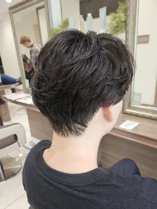 ショート パーマ メンズ ナチュラル暖色カラー 🤎 佐藤栞のヘアスタイル