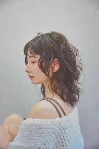 ミディアム パーマ 𝙱𝙻𝙴𝙽 𝚋𝚢 𝚍𝚘𝚝.所属・🤍BLEN 窓🤍のヘアスタイル