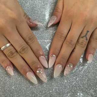 ネイル VIERU 🌈🎀💖のネイルデザイン